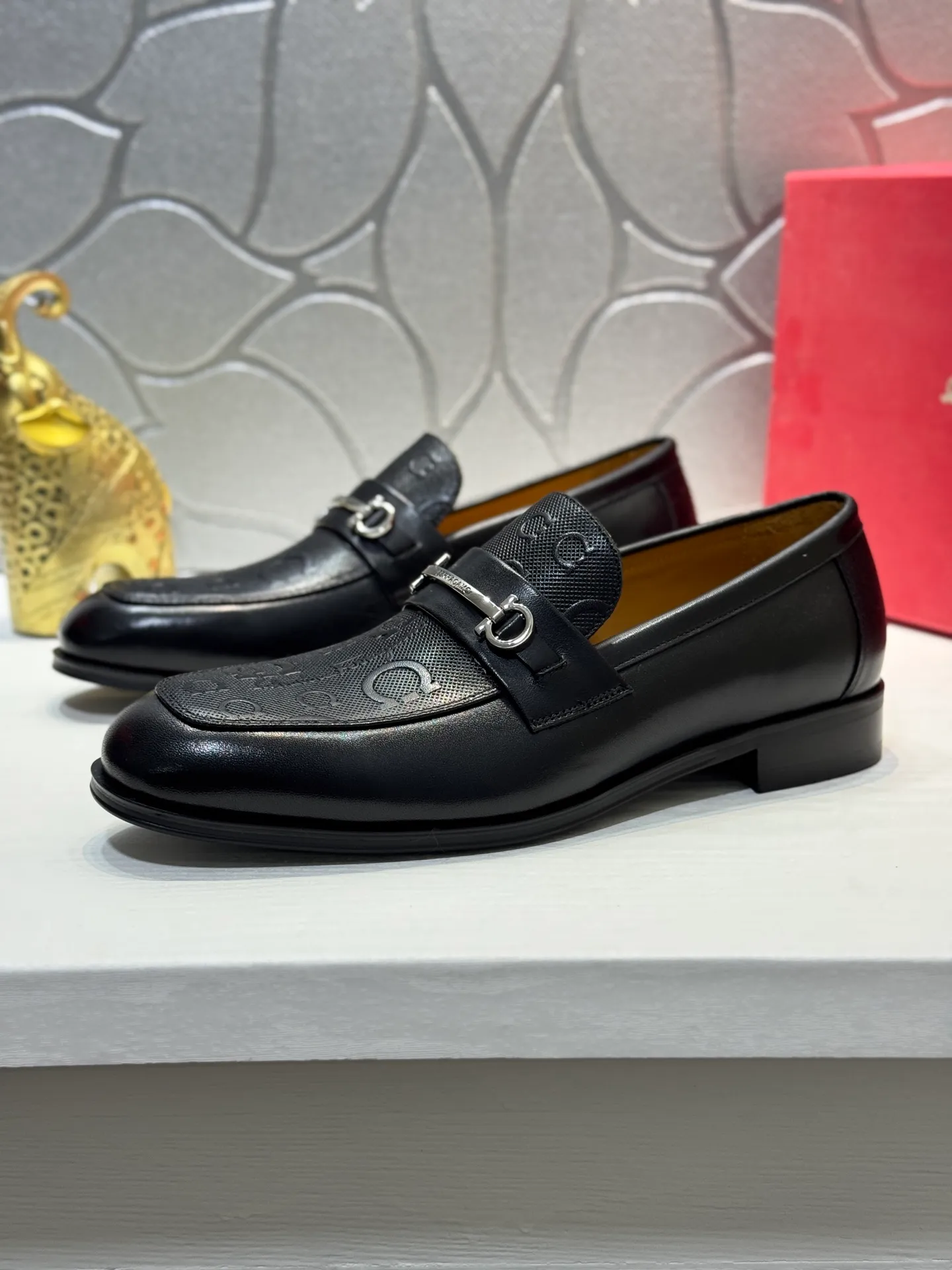 Men's shoes 💰460 Ferragamo [Ferragamo] top imported suit men's shoes 💯Original copy of the official website, product materials: selected imported embossed calfskin + luxury hardware buckle accessories ~ imported water-dyed cow 🐂 leather lining. Strong three-dimensional visual effect, original combination outsole, multiple colors available😘 Size: 39-44 (38.45.46.47 customized YS)